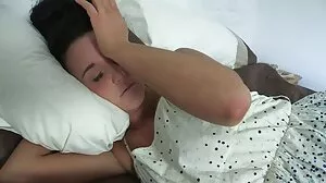 On The Sofa pieprzy się z filmiki erotyczne anal niesamowitą Nalą Brooks i Quinn Wilde z Reality Kings